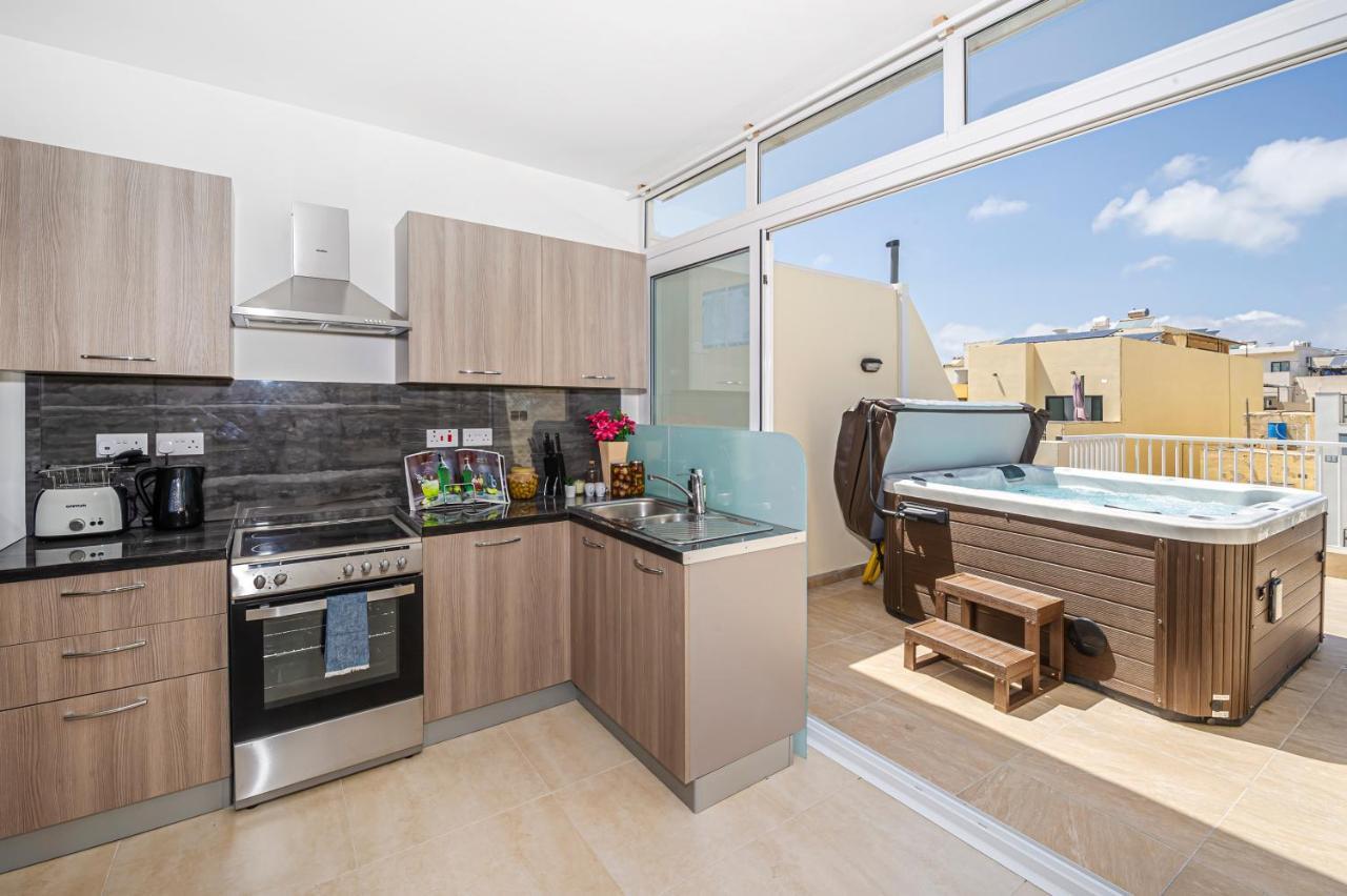 מליאהה Summer Breeze Penthouse With Private Hot Tub & Terrace With Panoramic Views, By Getawaysmalta מראה חיצוני תמונה