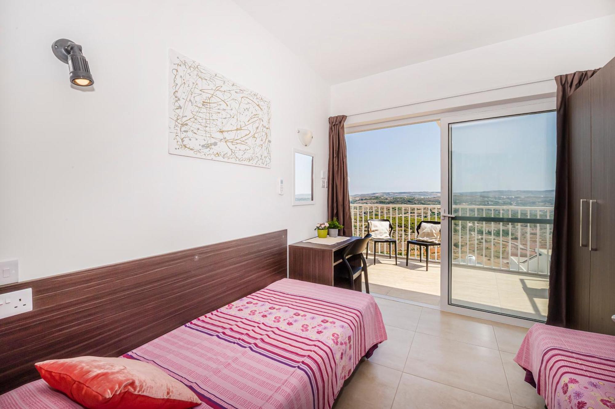 מליאהה Summer Breeze Penthouse With Private Hot Tub & Terrace With Panoramic Views, By Getawaysmalta מראה חיצוני תמונה